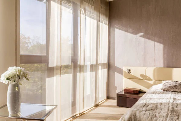 Slaapkamer met breed venster — Stockfoto