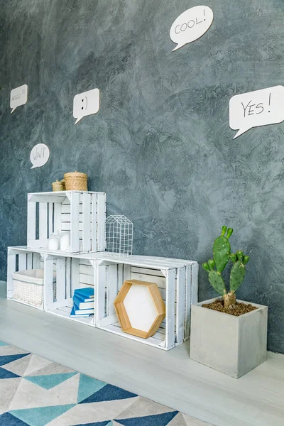 Kamer met decoratieve muur stucwerk — Stockfoto