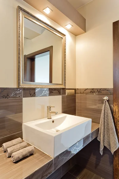 Fregadero y espejo en baño marrón —  Fotos de Stock