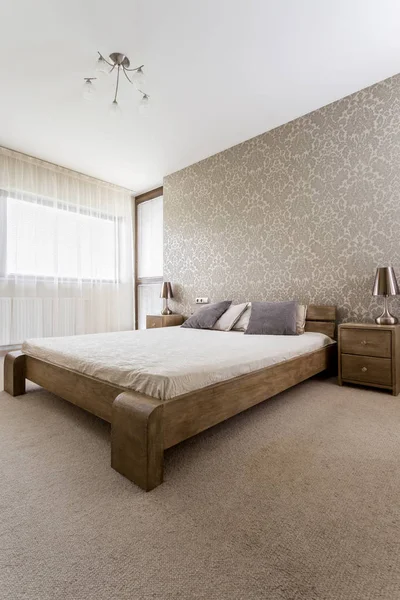 Slaapkamer met houten bed — Stockfoto
