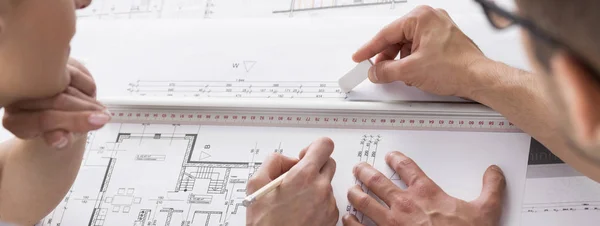 Arquitetos trabalhando em planos de casa — Fotografia de Stock