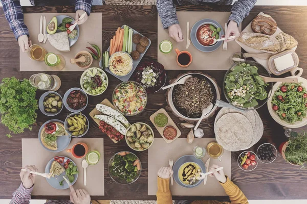 Persone che mangiano pranzo sano — Foto Stock