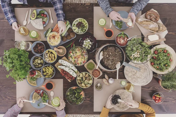 Gente comiendo comida vegetariana — Foto de Stock