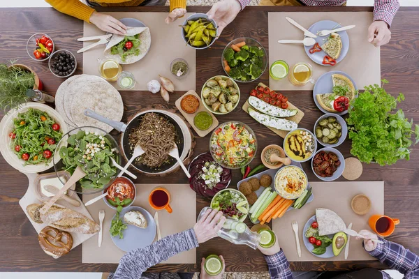 Amici che pranzano vegetariani — Foto Stock