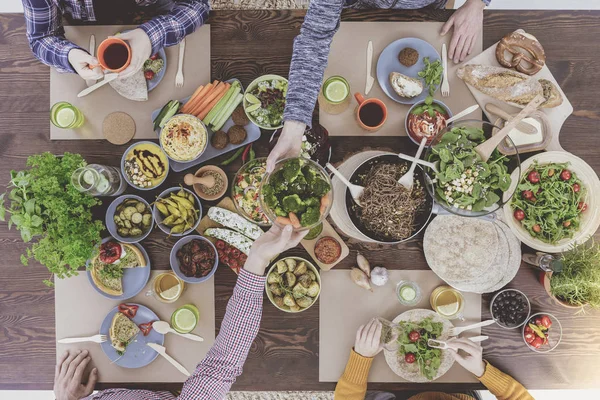 Vänner ha vegetarisk middag fest — Stockfoto