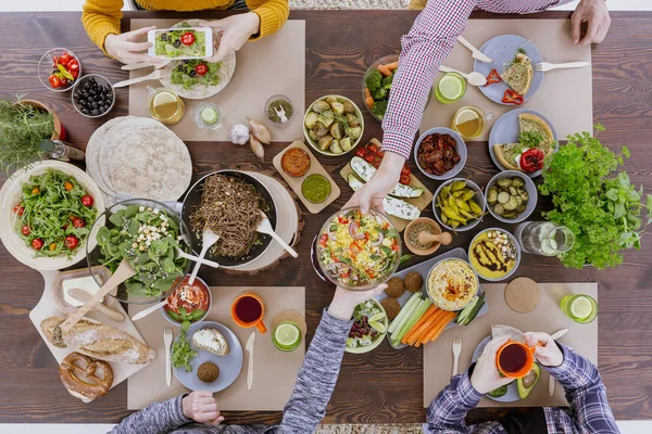 Amici che fanno festa vegetariana — Foto Stock
