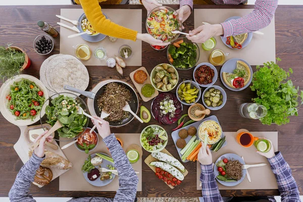 Comida dietética con amigos —  Fotos de Stock