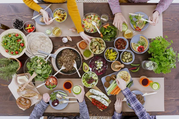 Persone che mangiano carne di vitello — Foto Stock