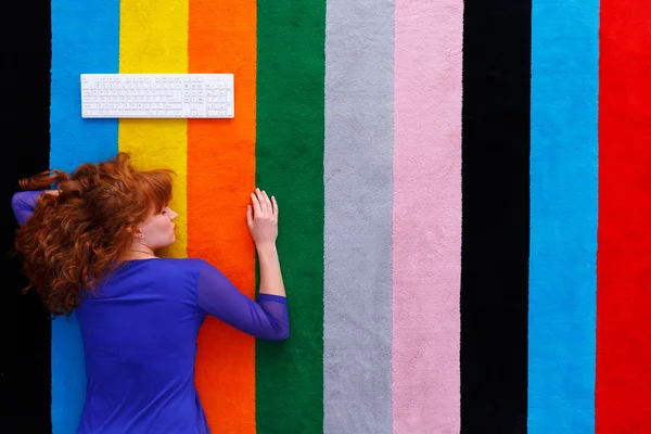 Vrouw slapen op een verdieping — Stockfoto