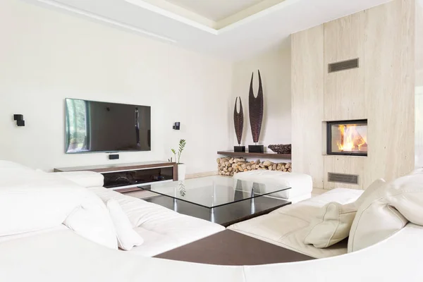 Obývací pokoj s tv a krbem — Stock fotografie