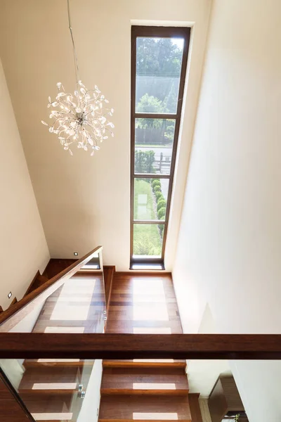 Яркая лестница со стеклянной балюстрадой — стоковое фото