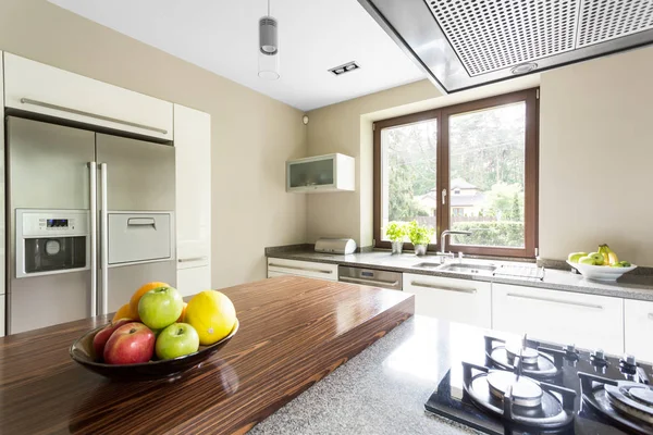 Refrigerador de dos puertas en cocina —  Fotos de Stock