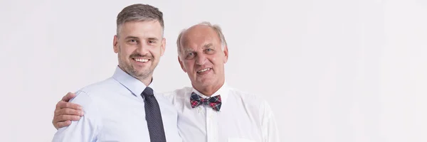 Seniorchef mit Sohn lächelt — Stockfoto