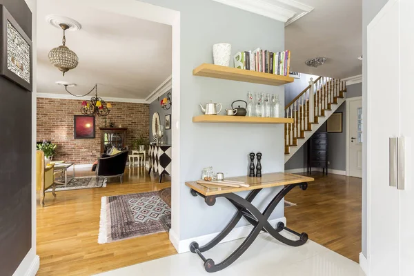 素朴な家具と居心地の良いインテリア — ストック写真