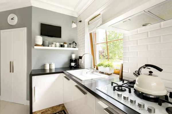 Functionele moderne witte keuken — Stockfoto