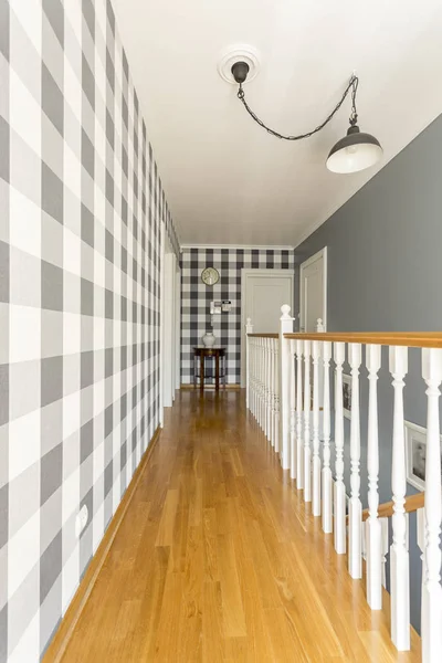 Просторный коридор с деревянной лестницей — стоковое фото