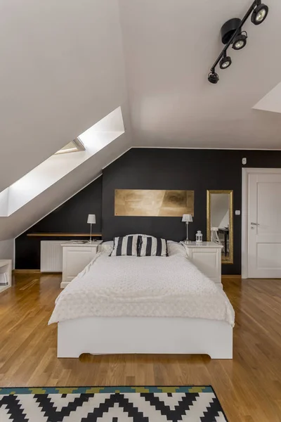 Einzelbett im eleganten Schlafzimmer — Stockfoto