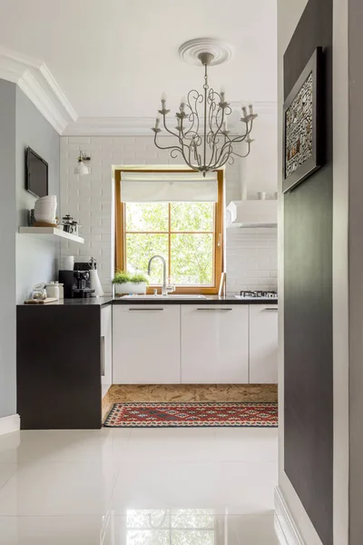 Moderne zwarte en witte keuken — Stockfoto