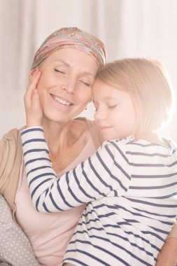 Çocuk sarılma hasta annesi