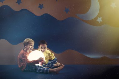 Çocuklar gece arka tarafından çevrili