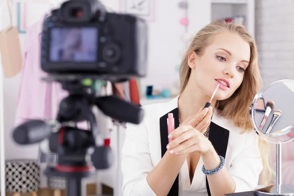 Frau macht Make-up — Stockfoto