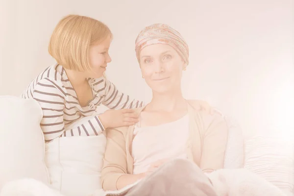 Çocuk hasta annesi destekleyen — Stok fotoğraf