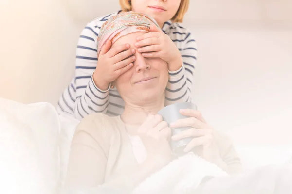 Ребенок играет с больной матерью — стоковое фото
