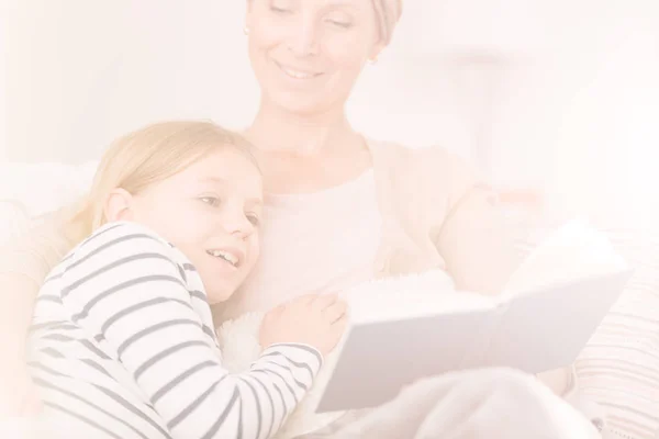 Ill woman reading to daughter — Stock Photo, Image