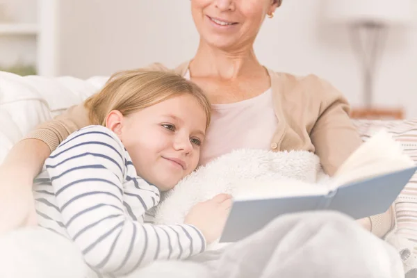 Kreftkvinne som leser for barn – stockfoto