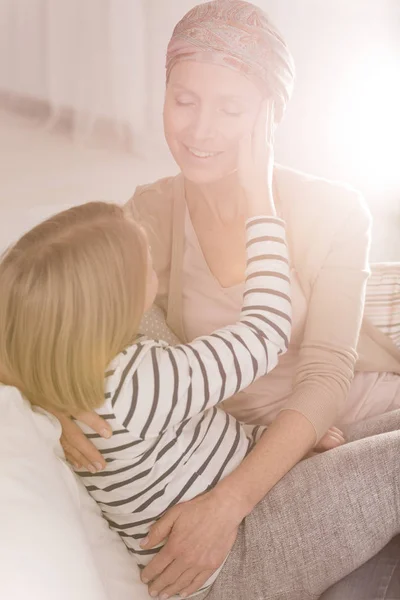 Kranke Mutter spielt mit Kind — Stockfoto
