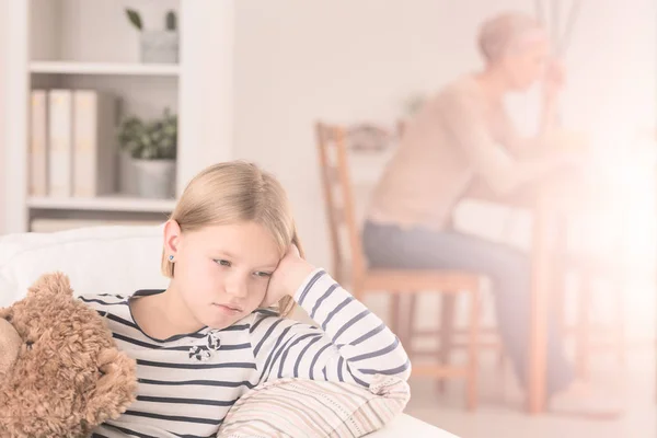 Niño solitario y madre enferma — Foto de Stock