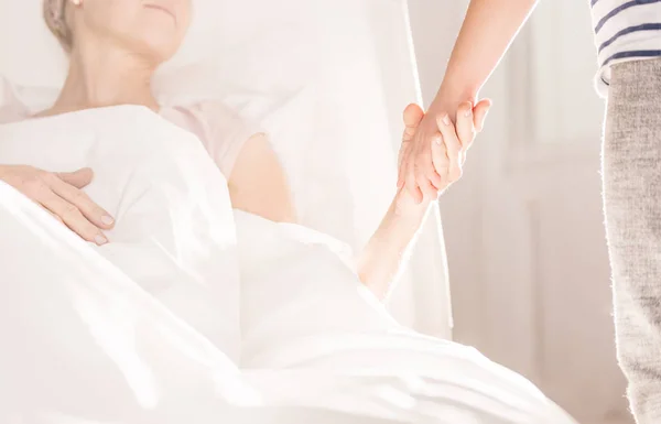 Cancer woman holding child's hand — Stock Photo, Image