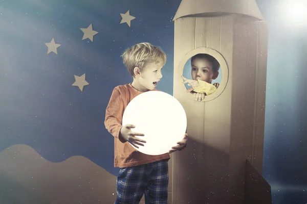 Мальчик показывает сияющий шар — стоковое фото