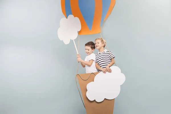 Bir balon uçakla çocuklar — Stok fotoğraf