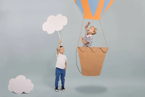 Niño en globo aerostático — Foto de Stock