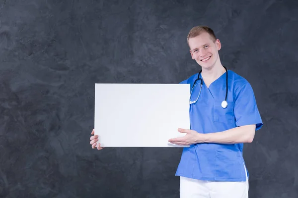 Médico sonriente con estetoscopio —  Fotos de Stock