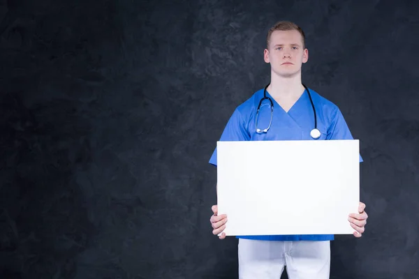 Ernstige jonge jongen — Stockfoto