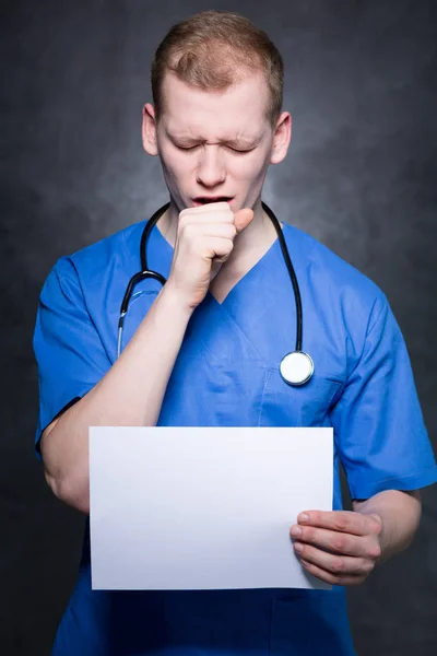 Médico joven con tos — Foto de Stock