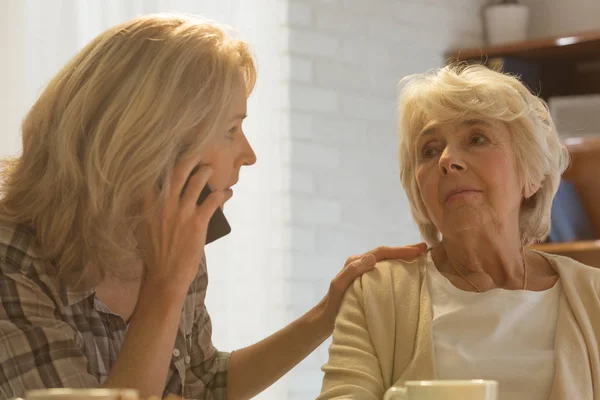 Vrouw aanvragende arts — Stockfoto