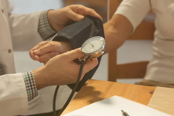 Médico Verificando Pressão Arterial do Paciente — Fotografia de Stock