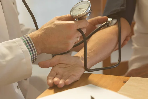 血圧をチェックする医者 — ストック写真