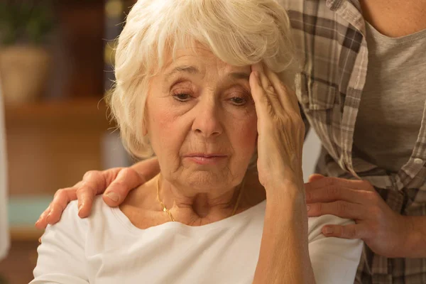 Senior mulher sentindo desconforto — Fotografia de Stock