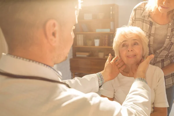 Médico y paciente sénior — Foto de Stock