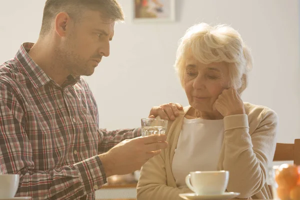 Mor och omtänksam son — Stockfoto