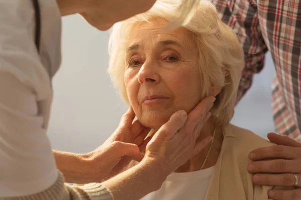 Senior under medicinsk undersökning — Stockfoto