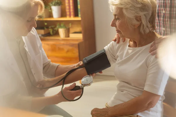 Doctora comprobando la presión arterial — Foto de Stock