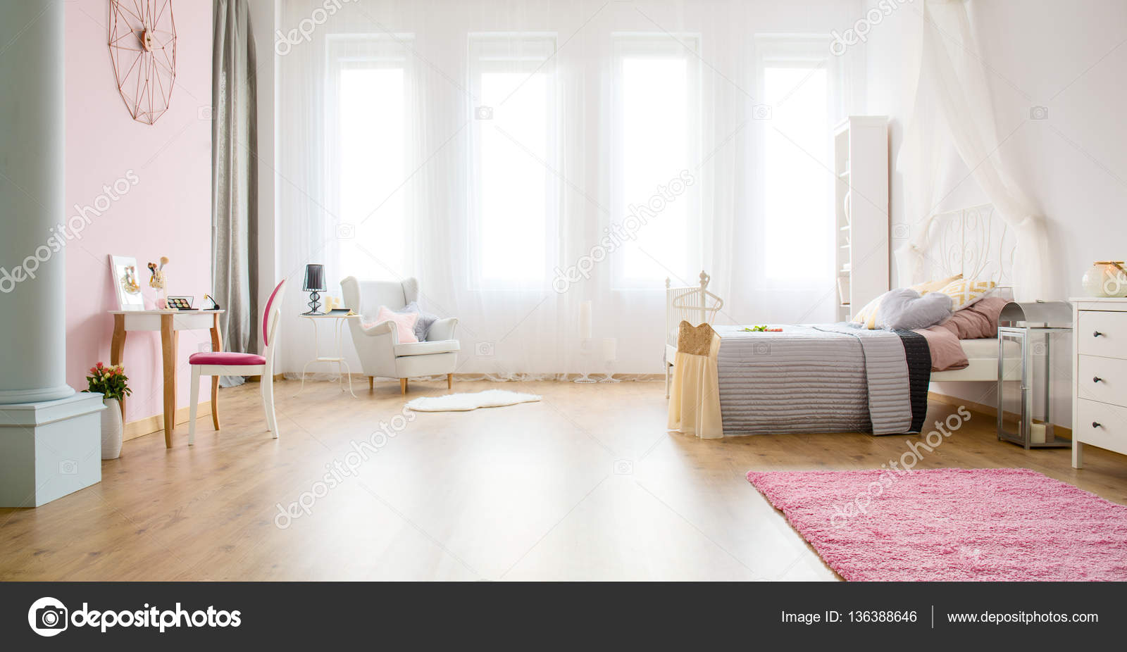Lichte slaapkamer met panelen van de vloer — Stockfoto ... Lichte slaapkamer met panelen van de vloer — Stockfoto ...