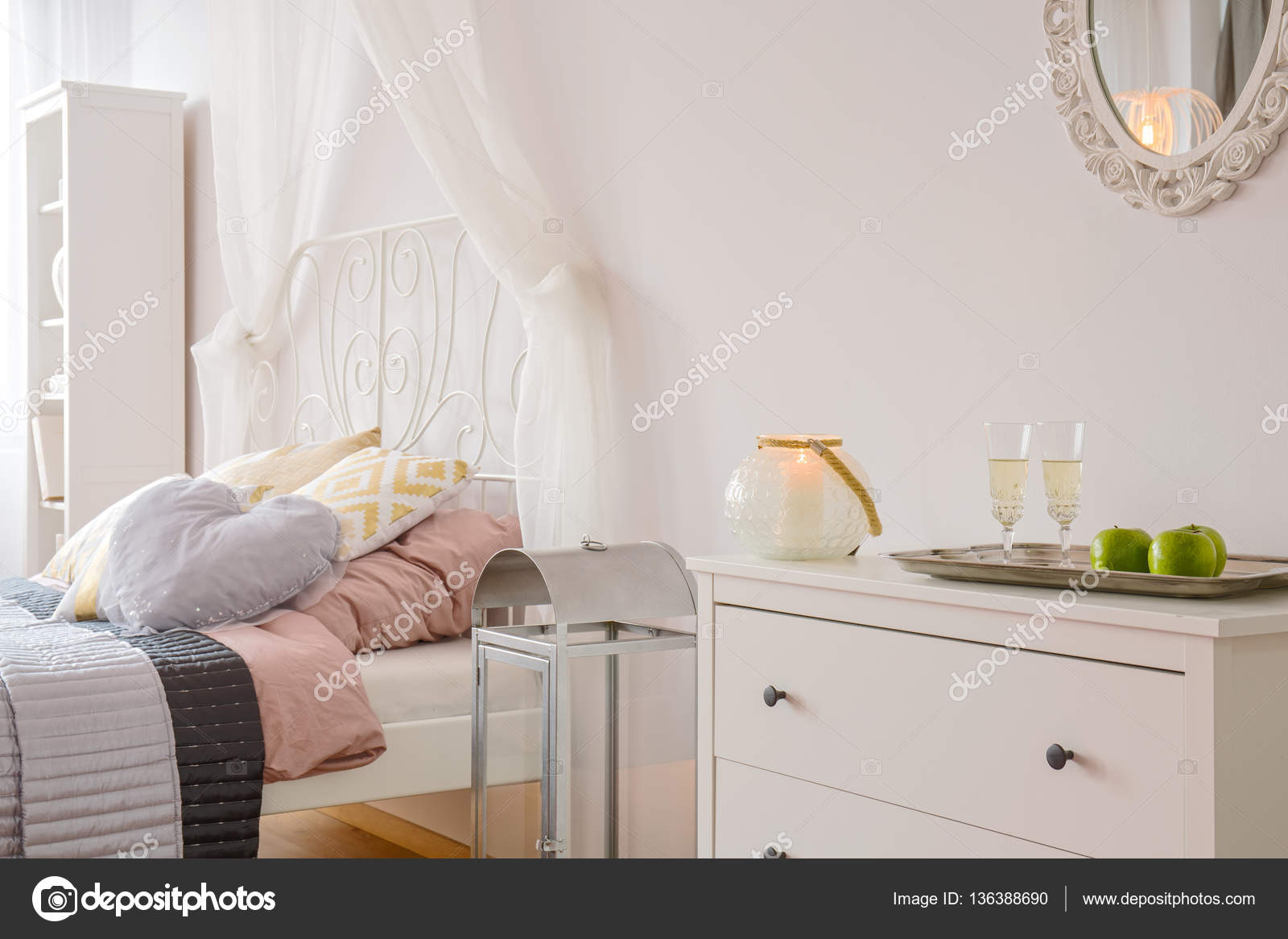 Camera con letto a baldacchino — Foto Stock © photographee.eu #136388690 Camera con letto a baldacchino — Foto Stock © photographee.eu #136388690