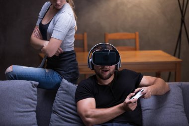 VR gözlük ve kız arkadaşı ile oynayan adam