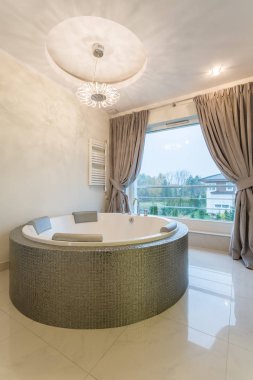 Oval küvet ile Bathtroom